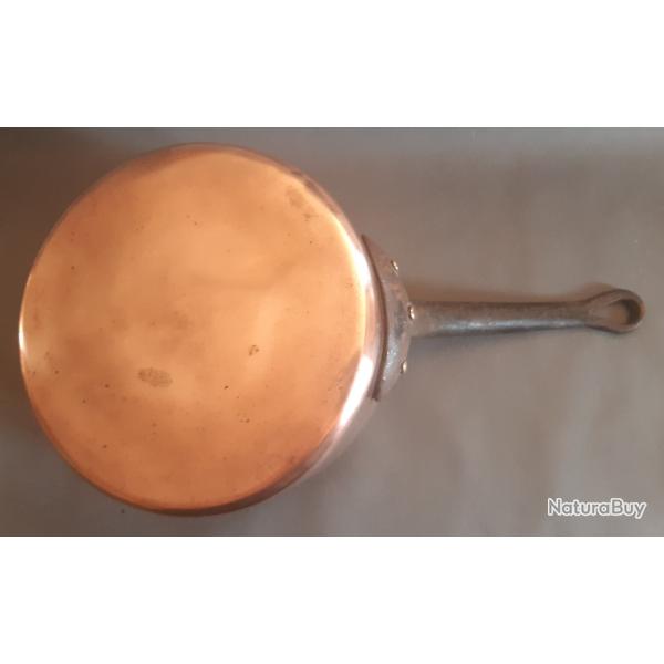 Une casserole en cuivre martel� et �tam�, manches en fonte.  �20,5cm hauteur 10,5cm. Pour d�coration