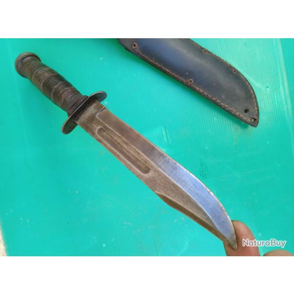 ANCIEN COUTEAU  DE  COMBAT  ( JAPAN  en notification sur lame  )  .  AVEC SON FOURREAU CUIR  .