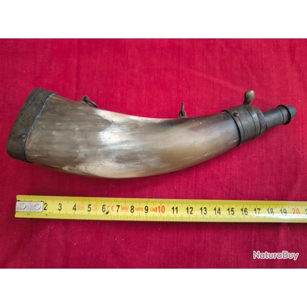 Corne a poudre avec bec doseur. Confection XIX e. Bien complte. Avec 2 anneaux. 19x5,5x3cm
