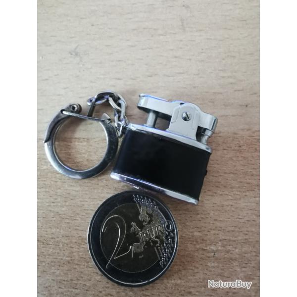 Minuscule briquet � essence.