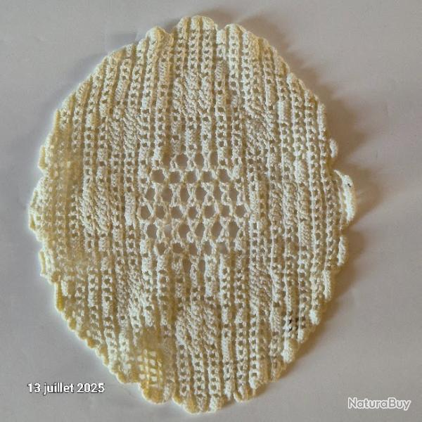 Petit napperon en dentelle fait au crochet et fait main