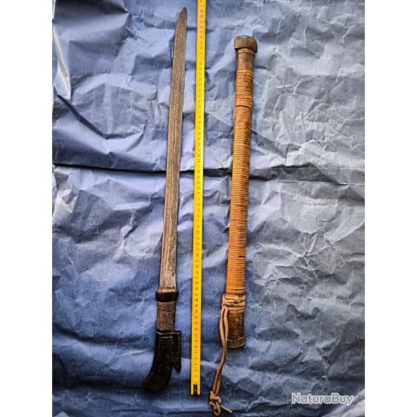 Ancien sabre Indon�sie �les C�l�bes.Sulawesi en fer poign�e bois, fourreau bois recouvert d'osier.