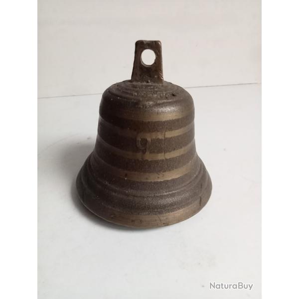 cloche ancienne en bronze hauteur 10 cm diam�tre 9,5 cm