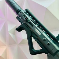 Garde main angulaire style "Cyberpunk"