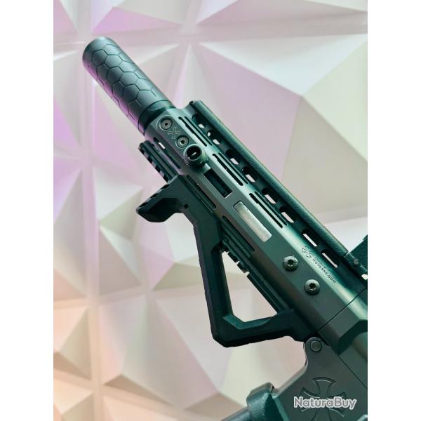 Garde main angulaire style "Cyberpunk"