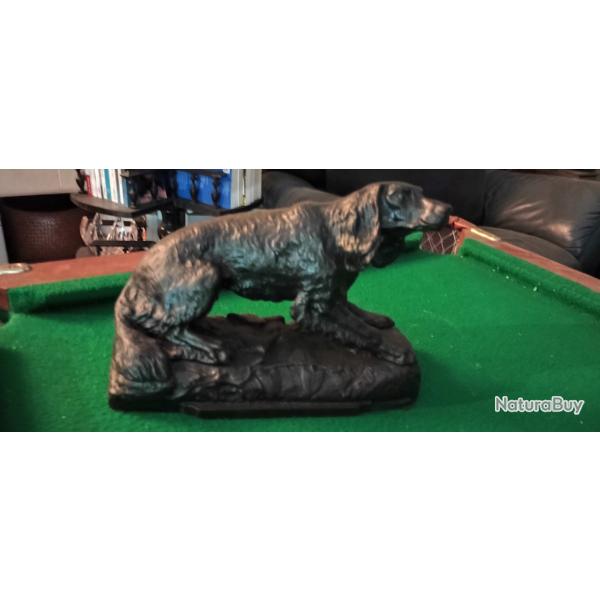 Bronze ancien d'un chien de chasse � patine brun fonc�