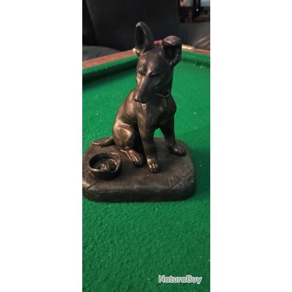 Statuette de chien en r�gule sign�e H.Petrilly