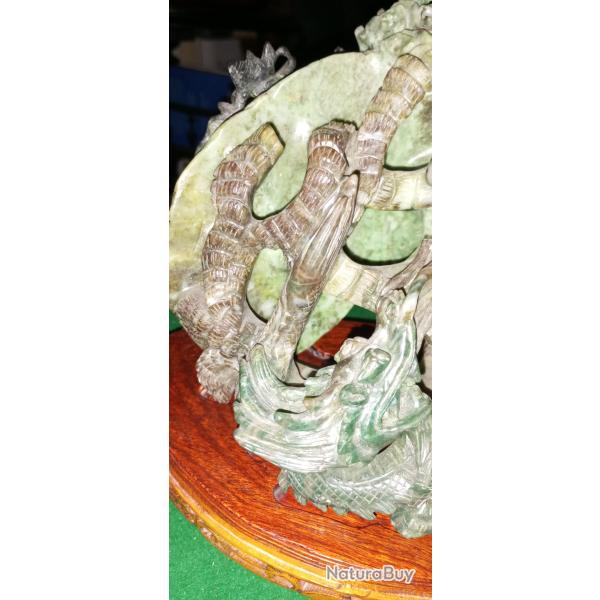 Statue en jad�ite sculpt�e main repr�sentant un milieu marin