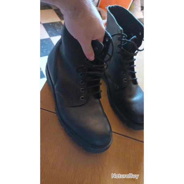 Rangers neuves T44.5 fa�on brodequins