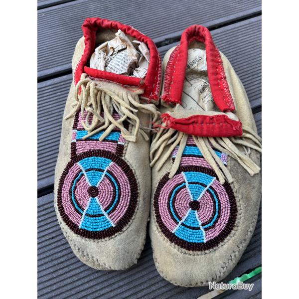 Joli paire de mocassins typique des indiens crow indiens des plaines