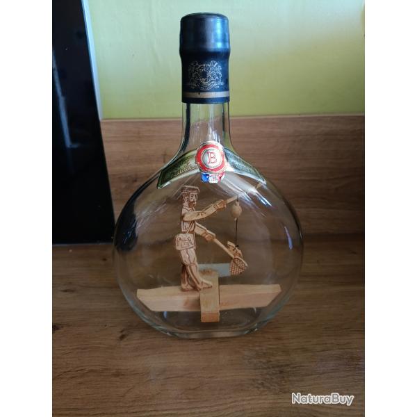 Bouteille d�corative/ bouteille eau de vie � remplir avec figurine p�cheur en bois - neuve/scell�e