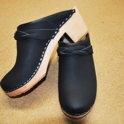 Sabots su&eacute;dois femme talons larges bois et cuir tannage v&eacute;g&eacute;tal ou nubuck noir