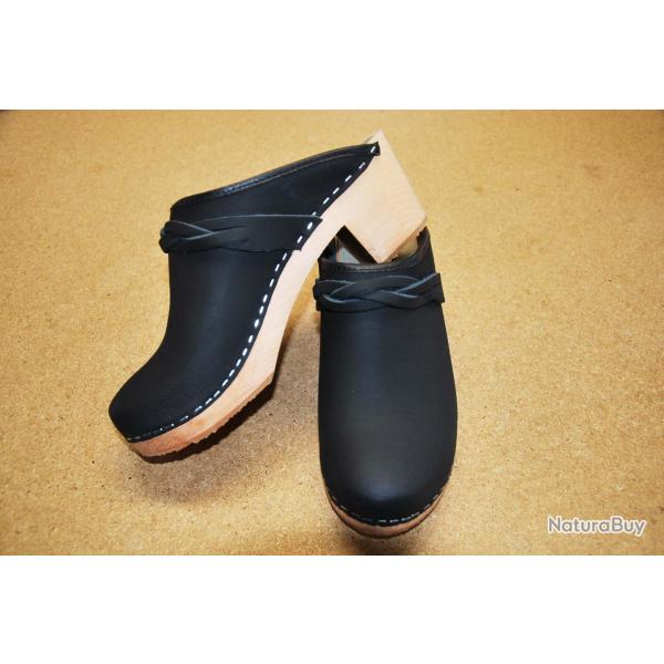 Sabots su�dois femme talons larges bois et cuir tannage v�g�tal ou nubuck noir