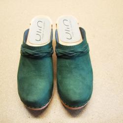 Sabots su&eacute;dois femme talons larges bois et cuir tannage v&eacute;g&eacute;tal ou nubuck vert ardoise
