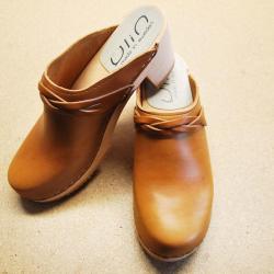 Sabots su&eacute;dois femme talons larges bois et cuir tannage v&eacute;g&eacute;tal ou nubuck cognac