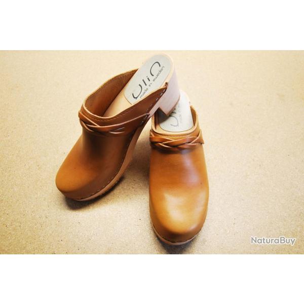 Sabots su�dois femme talons larges bois et cuir tannage v�g�tal ou nubuck cognac