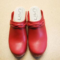 Sabots su&eacute;dois femme talons larges bois et cuir tannage v&eacute;g&eacute;tal ou nubuck rouge