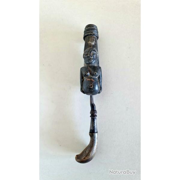 Ancien couteau africain avec un personnage