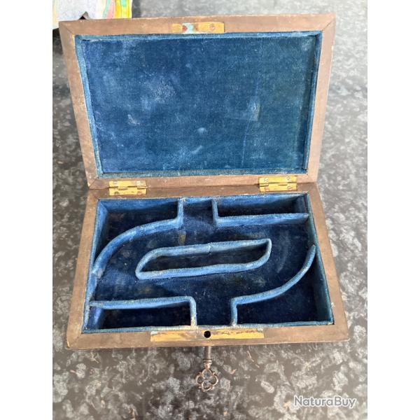 COFFRET EN ACRE POUR DEUX PISTOLETS A COFFRE ET A PERCUSSION
