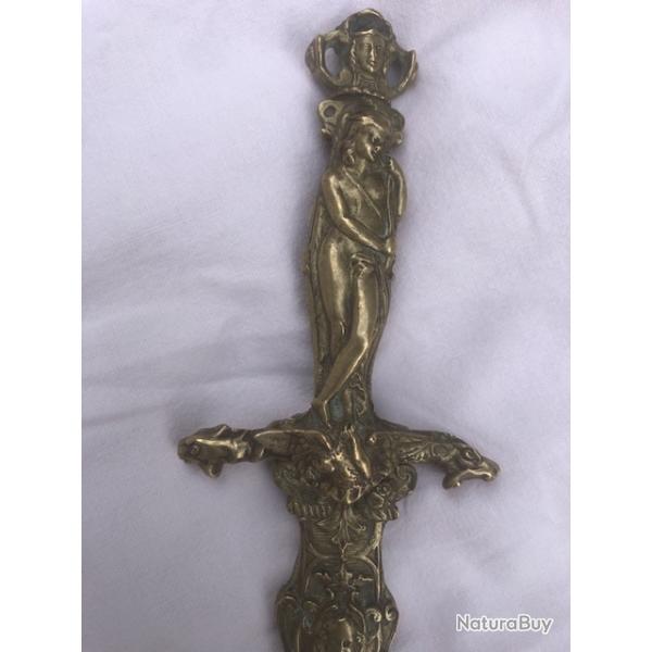 Rare dague �sot�rique ou dague romantique et de vertu, bronze , d'�poque Nap III ( Violet Le duc)