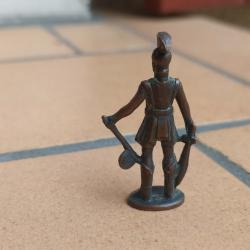 FIGURINE KINDER METAL SOLDAT GREC COMBATTANT n1