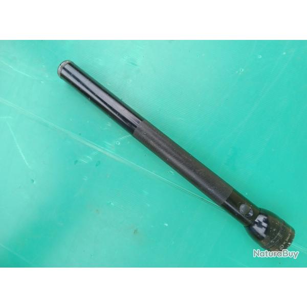ANCIENNE TORCHE MAGLITE . PARFAIT FONCTIONNEMENT ( Voir photos ) .