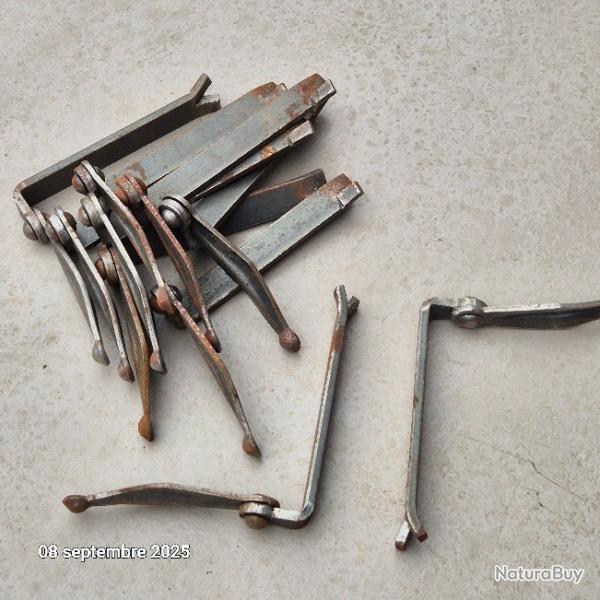 Lot de 10 Arrts de volet marseillais  sceller en acier pais.