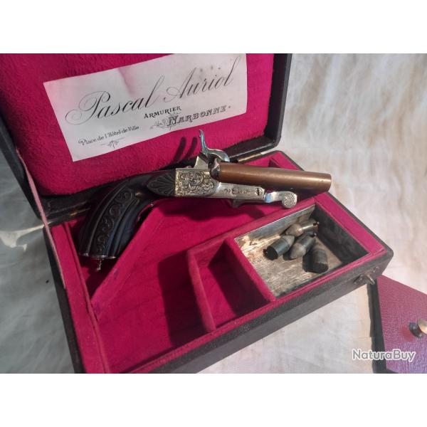 beau pistolet  broche , deux canons en table , dit de voyage dans sa casette