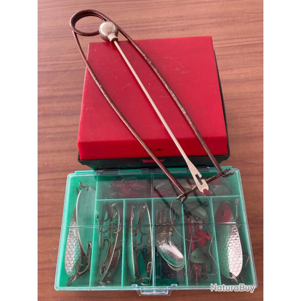 Lot accessoires p�che carnassiers : cuill�rs, hame�ons, plombs, ba�llon � brochet, etc