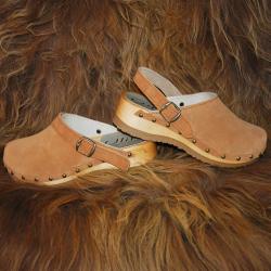 Sabots mules femme en su&egrave;de &agrave; clous et bride cheville amovible