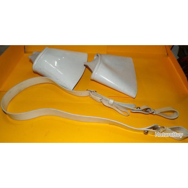 BAUDRIER BLANC ET UNE PAIRE DE CRISPINS DES MOTARDS DE LA GENDARMERIE NATIONALE  , BON ETAT VOIR P