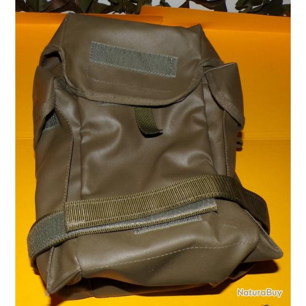 HOUSSE DE MASQUE N.B.C DE COULEUR KAKI , COMPRENANT DEUX POCHES SUR LES COTES ET UNE POCHE PRINCIPAL