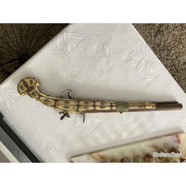 Ancien pistolet a silex luxueux poudre noir du 18e