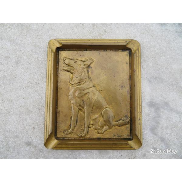 Ancien vide poche/cendrier en bronze dor a dcor de chien, sign DELAUNE - FRANCE (XX)