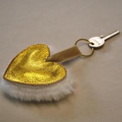 Porte clef Amore mio en cuir iris&eacute; dor&eacute; et mouton blanc v&eacute;ritable