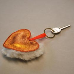 Porte clef Amore mio en cuir orange iris&eacute; et peau de mouton &eacute;cru v&eacute;ritable