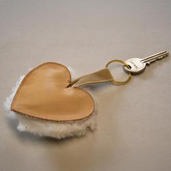 Porte clef Amore mio en cuir beige et mouton v&eacute;ritable