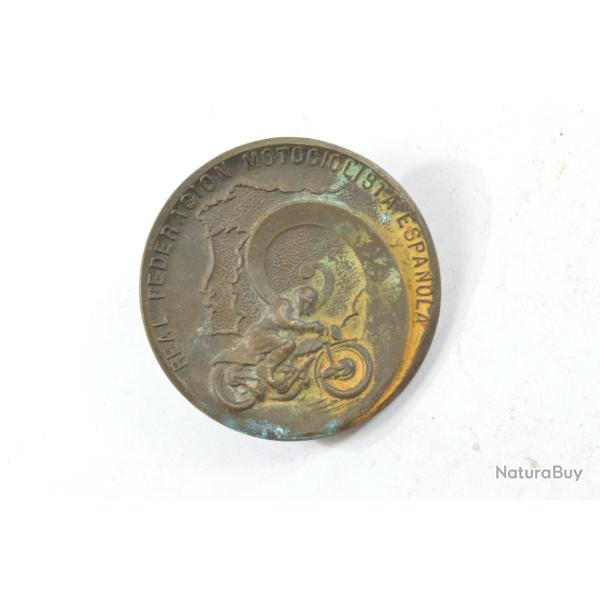M�daille / insigne vis ann�es 1950 Real Federacion Motociclista Espanola RFME medal. Collection moto