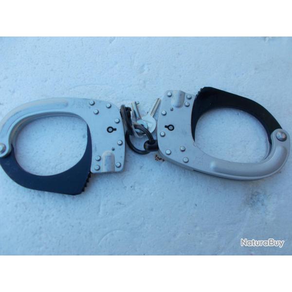 paire de menottes police RIVOLIER ses 2 cl�s  son �tui en cuir et sa chaine d'accompagnement!neuf