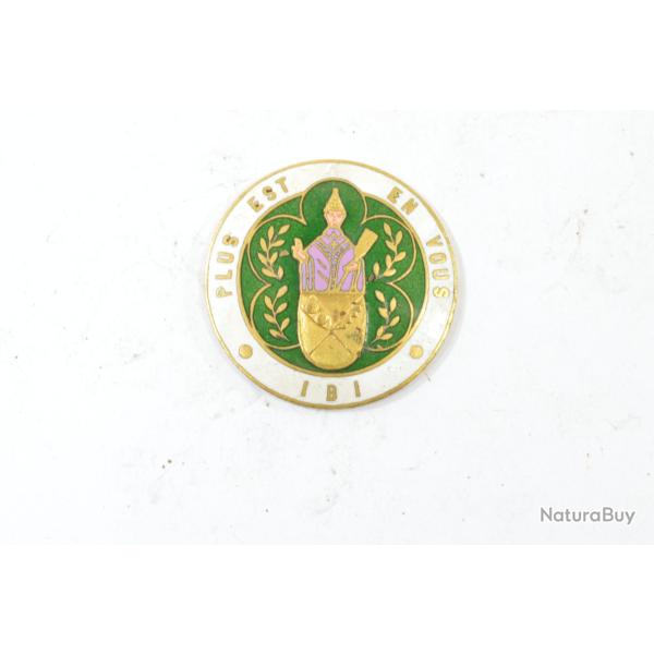 M�daille badge broche a identifier. Ann�es 1930. IBI PLUS EST EN VOUS. Religieux �cole association?