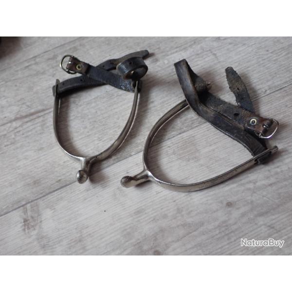 Ancienne paire d'perons pour bottes d'officier de cavalerie suisse avec cuirs
