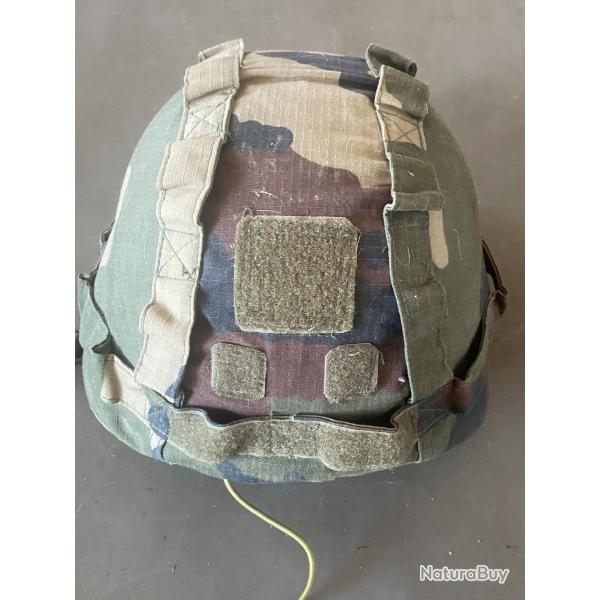 un sur casque en toile camoufle avec sa coque plastique