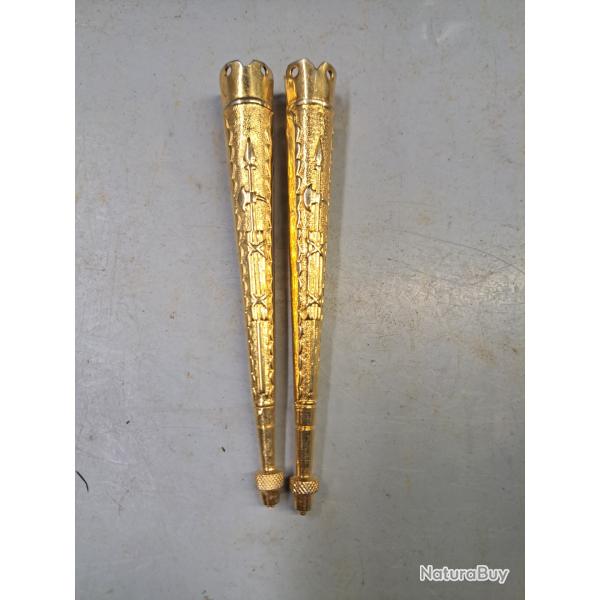 Lot de deux ferrets de fourrag�re ou d �paulettes . Couleur or
