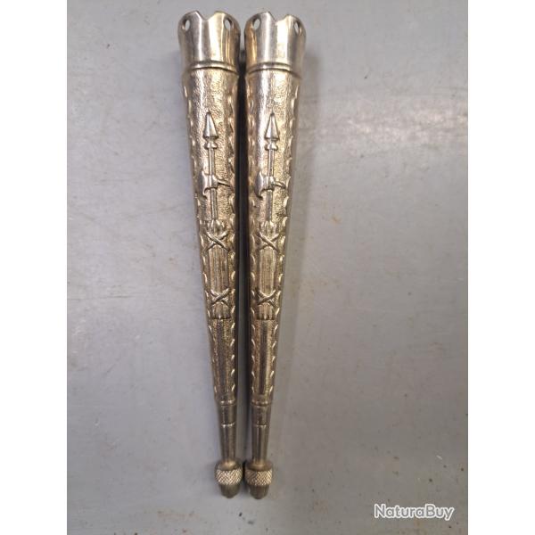 Lot de deux ferrets de fourrag�re ou d �paulettes . Couleur argent