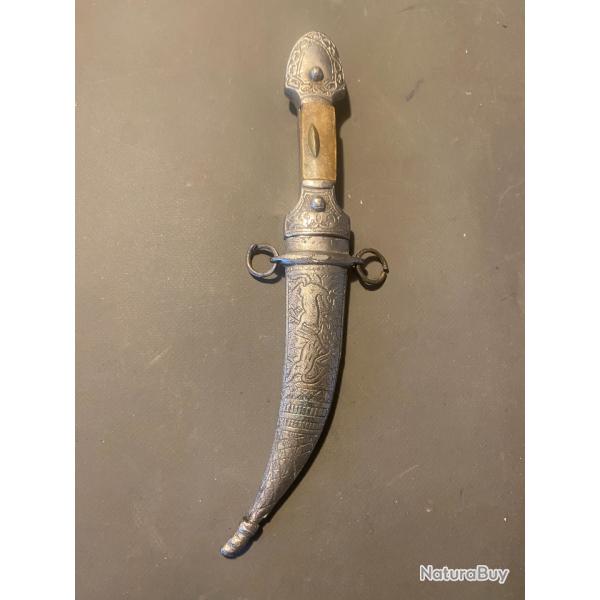 poignard oriental m�tal argent� et corne