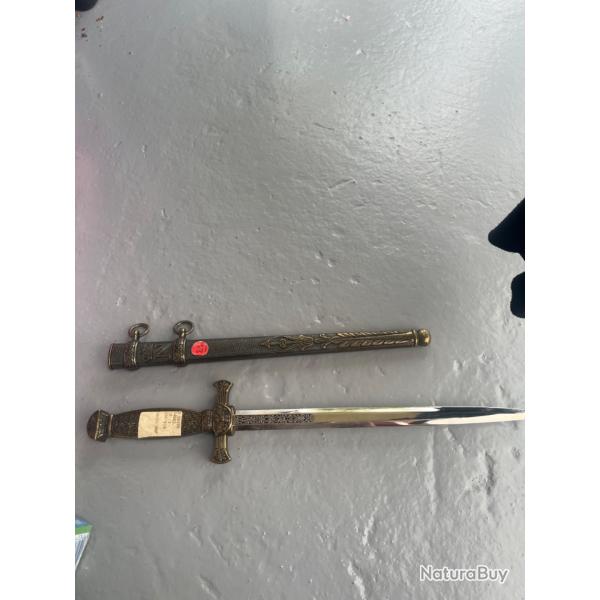 Dague d�corative de style m�di�val avec fourreau orn�