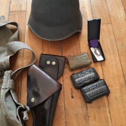 Lot casque suisse 2ème Guerre mondiale, musette, pansements, médaille argent, étui revolver,  casque