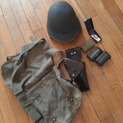 Lot casque suisse 2&egrave;me Guerre mondiale, musette, pansements, m&eacute;daille argent, &eacute;tui revolver,  casque