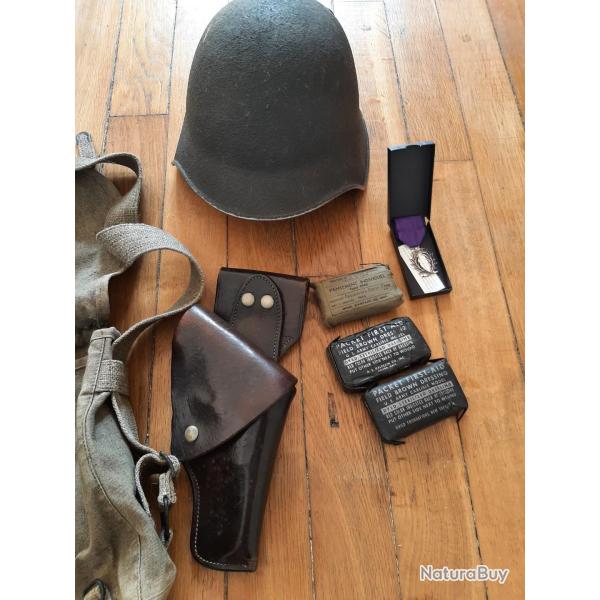Lot casque suisse 2�me Guerre mondiale, musette, pansements, m�daille argent, �tui revolver,  casque