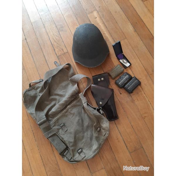 Lot casque suisse 2�me Guerre mondiale, musette, pansements, m�daille argent, �tui revolver,  casque